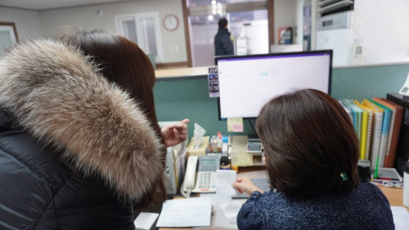 6.오공_박혜진님인터뷰_고객과 대화 중