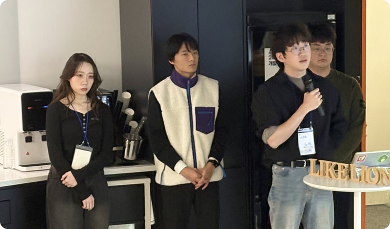 로우코드 개발 공모전에서 질의응답 중인 바로 GO침 팀